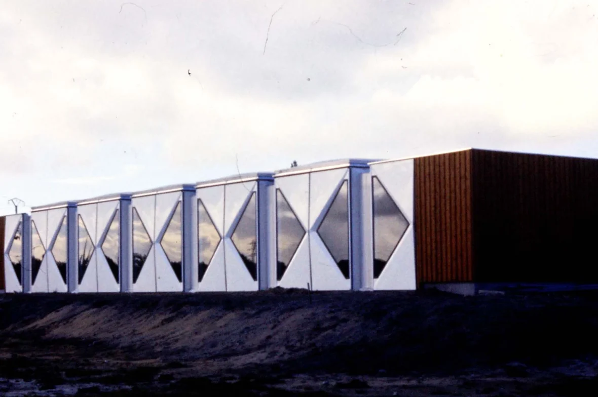 Façade de la piscine, 1977 (AMLT, fonds J.-P. Billetorte)