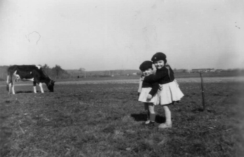Passicousset-Jacques&Maryse-jouant-prairie-quartier-Pechic_02-1950_fonds-JP copie