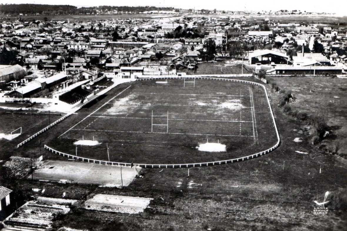 Vue aérienne du stade Jean de Grailly (AMLT, fonds Lapie)
