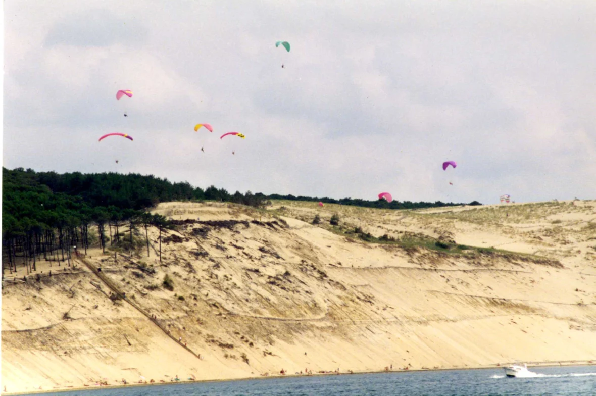 Parapentes sur la Dune du Pilat dans les années 1990 (AMLT)