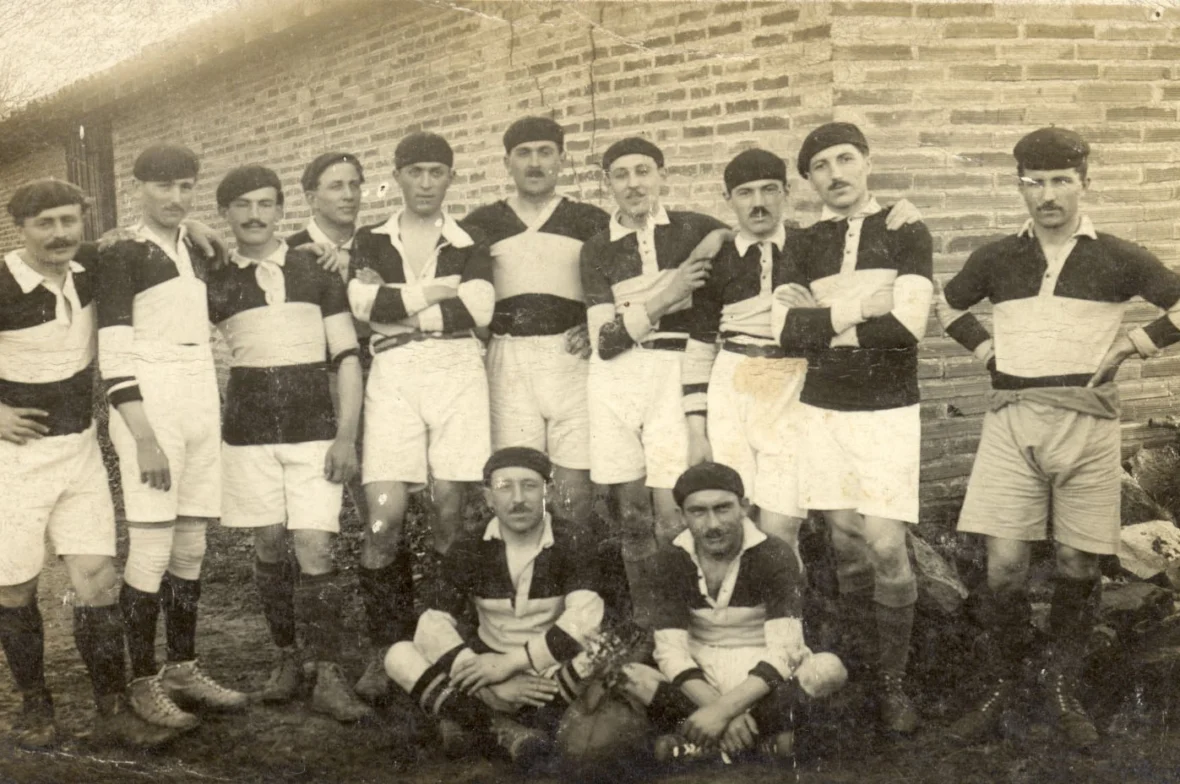 L’équipe de football au stade André Lesca (AMLT, fonds Rouet-Dubourg)