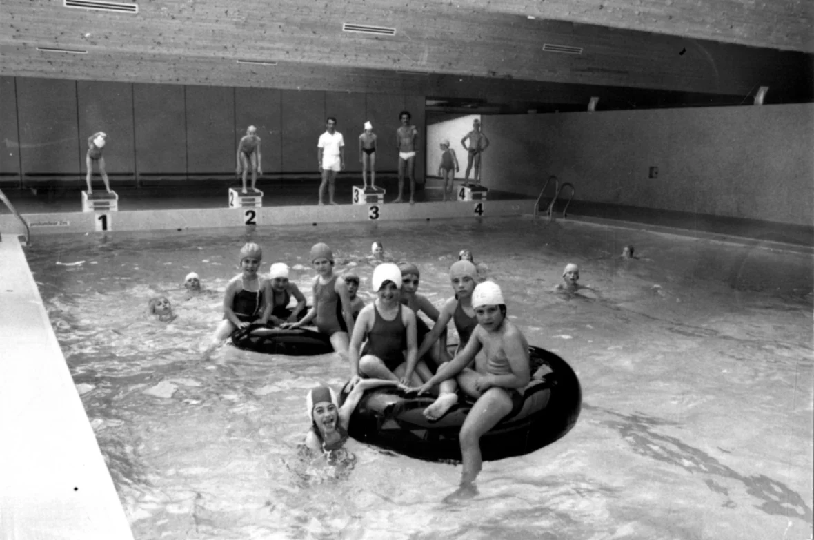 Sport scolaire à la piscine, 1980 (AMLT, NC1180)